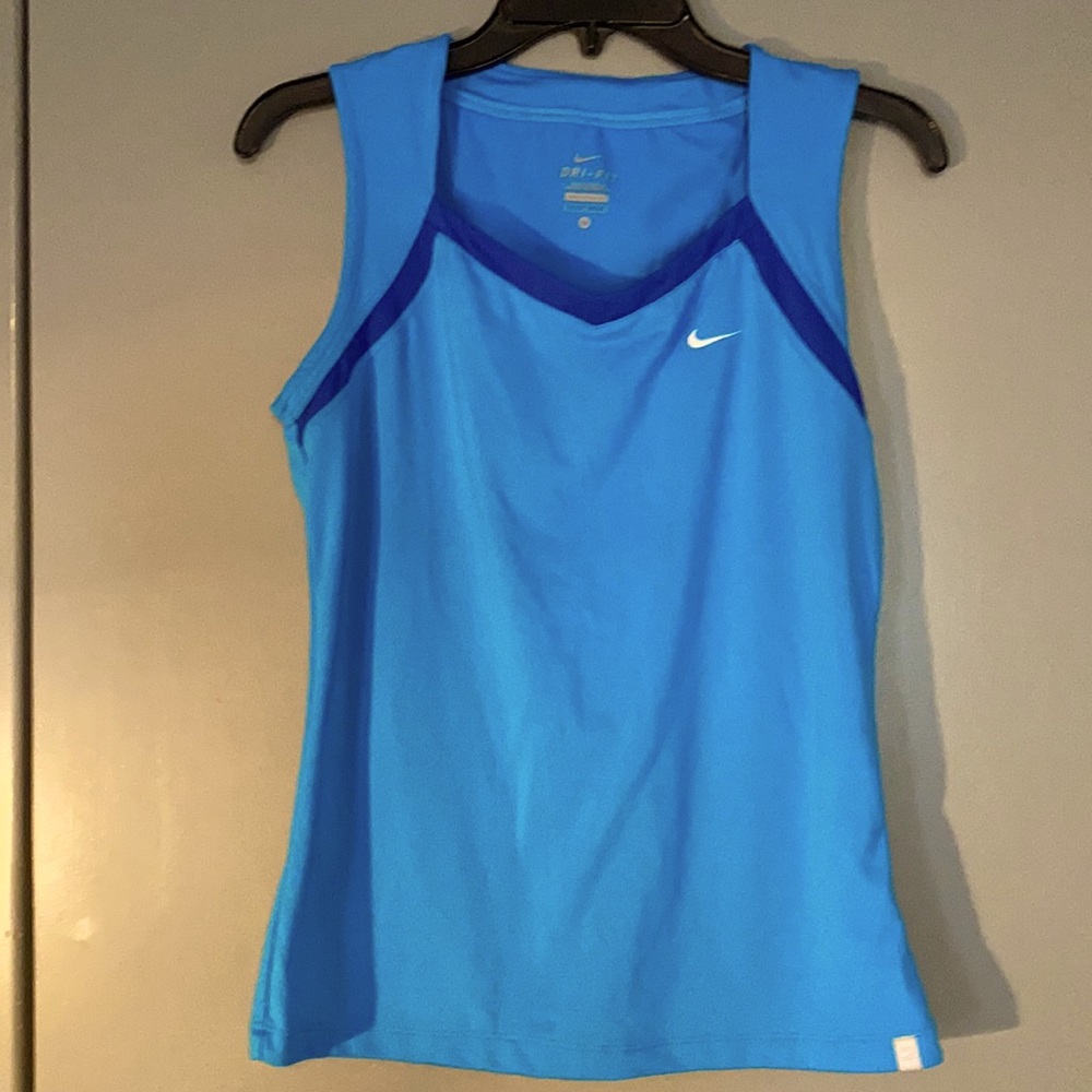 Nike Dri-Fit women’s workout shirt SzM Like new.